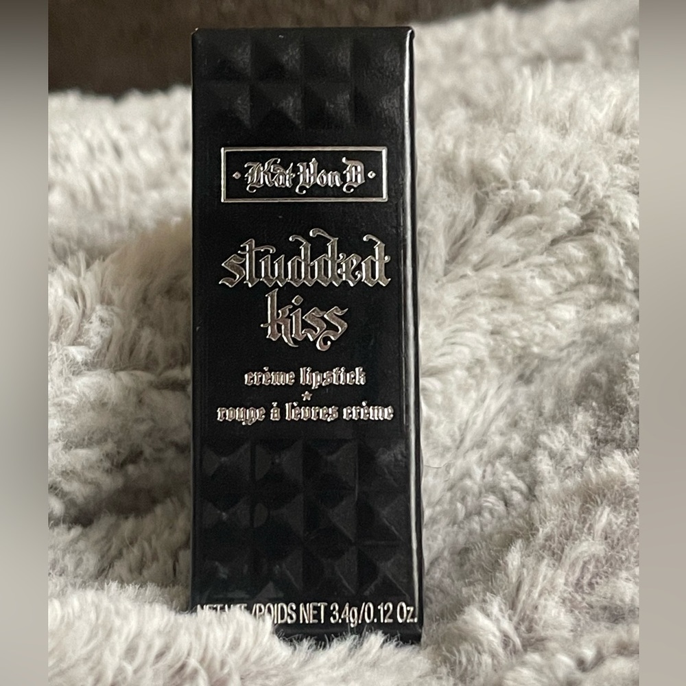 KVD Vegan Beauty: Studded kiss lipstick in Lovecraft